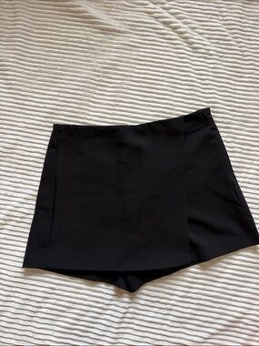 Francesca’s Black Woven Skort with Overlap Front Tailored Side Zipper NWT Med